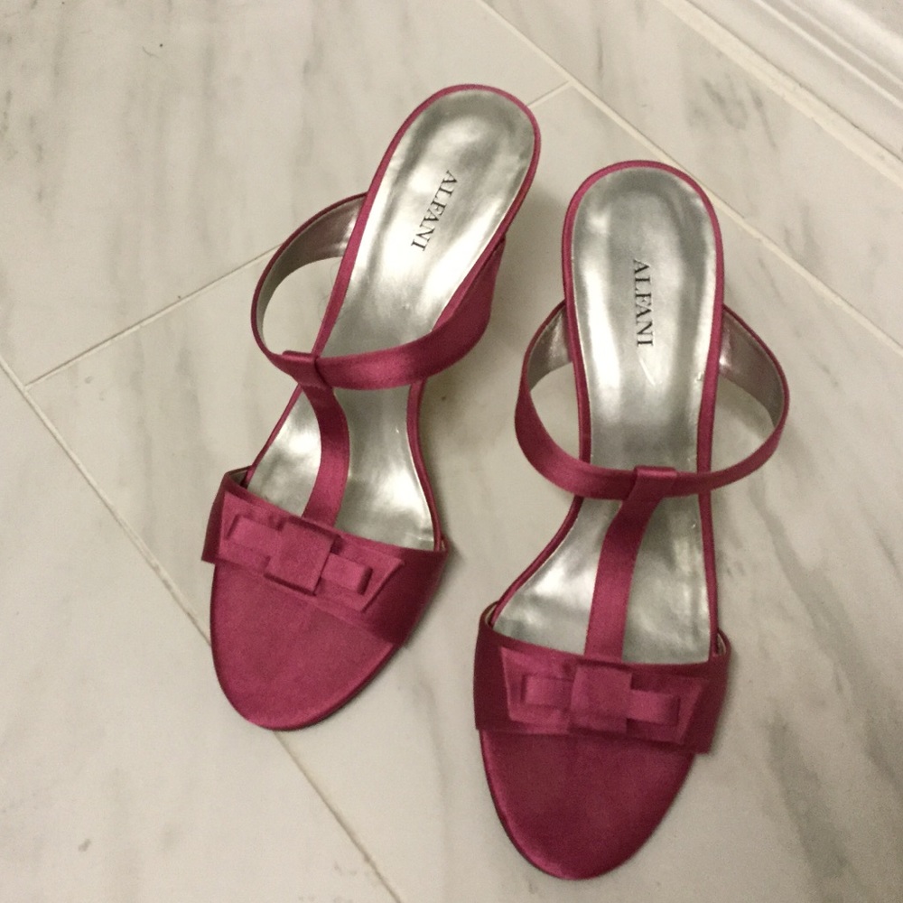 NWT Alfani Fuchsia Satin Sandals
